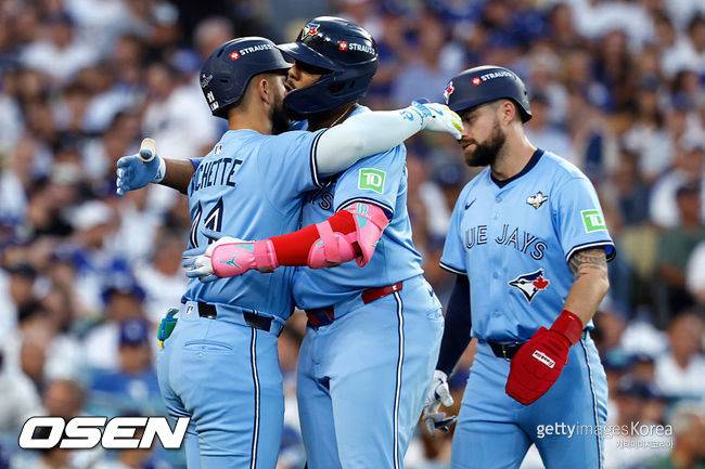 사이영상 30세 좌완의 역투+오타니 상대 역전포 블게주, 토론토의 반격 이끌다…'지친' 오타니 7회 투입→다저스 투수 교체 대실패 [WS4]