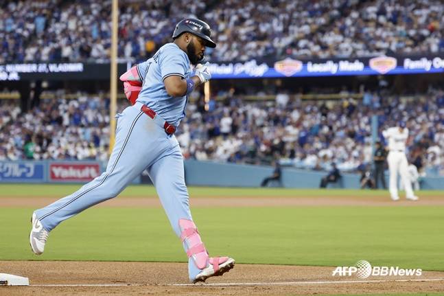 '오타니 왜 7회에도 올려서' 로버츠의 과욕, LAD 역전 기회도 놓쳤다... TOR 4차전 승리→시리즈 2승 2패 [WS]