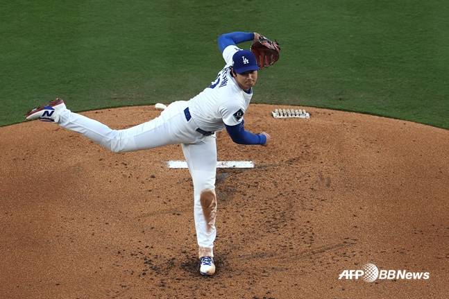 '오타니 왜 7회에도 올려서' 로버츠의 과욕, LAD 역전 기회도 놓쳤다... TOR 4차전 승리→시리즈 2승 2패 [WS]