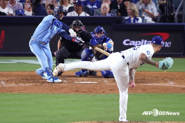 '오타니 왜 7회에도 올려서' 로버츠의 과욕, LAD 역전 기회도 놓쳤다... TOR 4차전 승리→시리즈 2승 2패 [WS]
