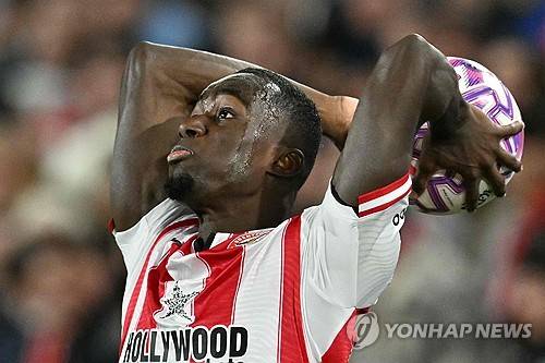 '축구가 던지기야?' 롱스로인 강력 제재 시동, 스로인 '카운트다운' 추진…2차 경고 VAR 확인도 검토