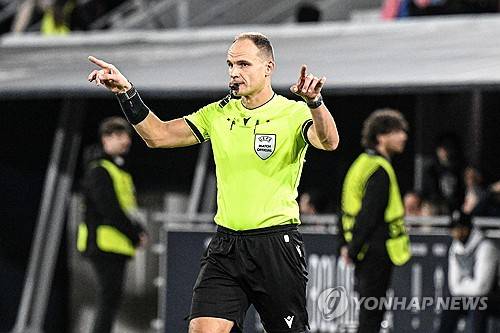 '축구가 던지기야?' 롱스로인 강력 제재 시동, 스로인 '카운트다운' 추진…2차 경고 VAR 확인도 검토