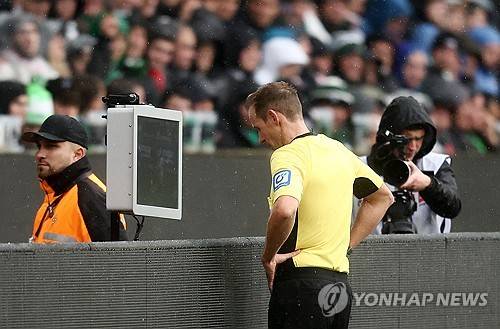 '축구가 던지기야?' 롱스로인 강력 제재 시동, 스로인 '카운트다운' 추진…2차 경고 VAR 확인도 검토