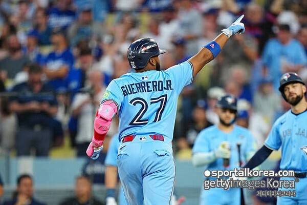 '오타니, 우리집으로 가자~'...MLB 전체 역전승 1위 TOR, 다저스 꺾고 토론토行→시리즈 2-2로 홈 복귀