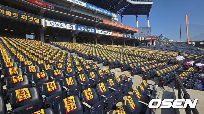 '어라, 1루 한화 응원석은 텅 비었네' 노란색 머플러 깔린 3루 LG 응원석...