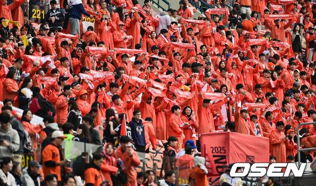 '어라, 1루 한화 응원석은 텅 비었네' 노란색 머플러 깔린 3루 LG 응원석...