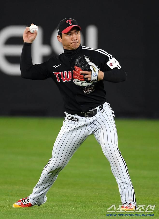 인필드 선언 왜 안했나? '심판 판단 절대적' → 오지환의 천재적 트릭 플레이. 한화 '두 눈' 뜨고 당했다 [KS3]