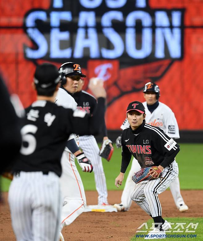 인필드 선언 왜 안했나? '심판 판단 절대적' → 오지환의 천재적 트릭 플레이. 한화 '두 눈' 뜨고 당했다 [KS3]