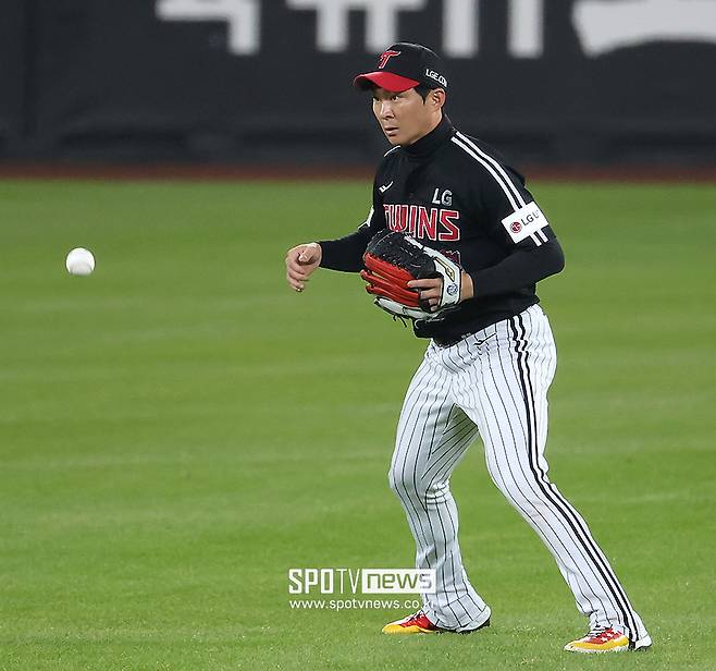 이게 LG 124억 유격수의 특급 센스다… 눈 뜨고 그냥 당한 한화, 김경문 항의도 소용 없었다