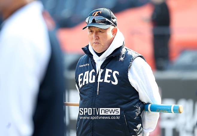 이게 LG 124억 유격수의 특급 센스다… 눈 뜨고 그냥 당한 한화, 김경문 항의도 소용 없었다