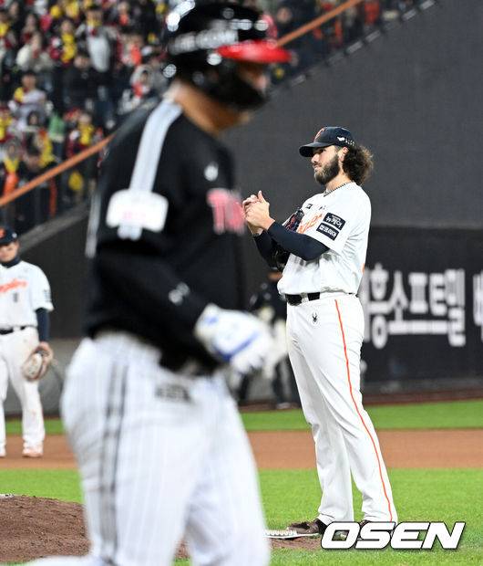 '어쩌면 마지막' 폰세는 할만큼 다 했다, 김현수에게 홈런 맞았지만…6이닝 6K 2실점 '한화 PS 첫 QS' [KS3]