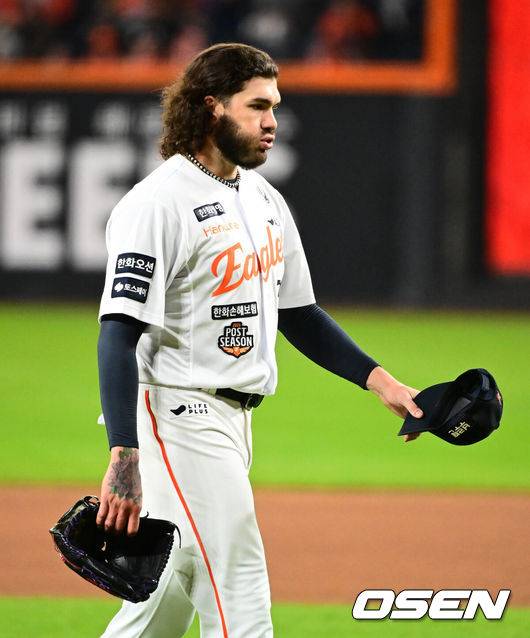 '어쩌면 마지막' 폰세는 할만큼 다 했다, 김현수에게 홈런 맞았지만…6이닝 6K 2실점 '한화 PS 첫 QS' [KS3]