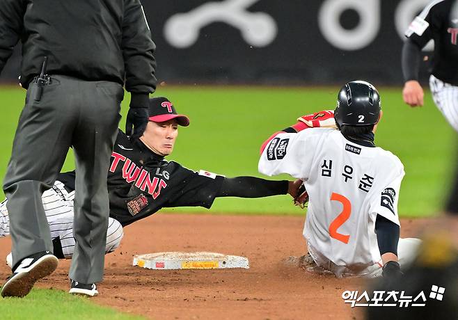 '실패 또 실패' 제구 흔들리는데 번트 작전 왜? 하주석 번트 2루 아웃→심우준 도루자→한화 7회 무득점 [KS3]