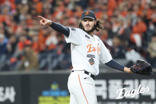 승리로 이어진 김승연 회장의 팬 사랑…한화, 대역전극으로 한국시리즈 19년만의 '첫 승'