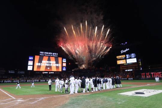 승리로 이어진 김승연 회장의 팬 사랑…한화, 대역전극으로 한국시리즈 19년만의 '첫 승'