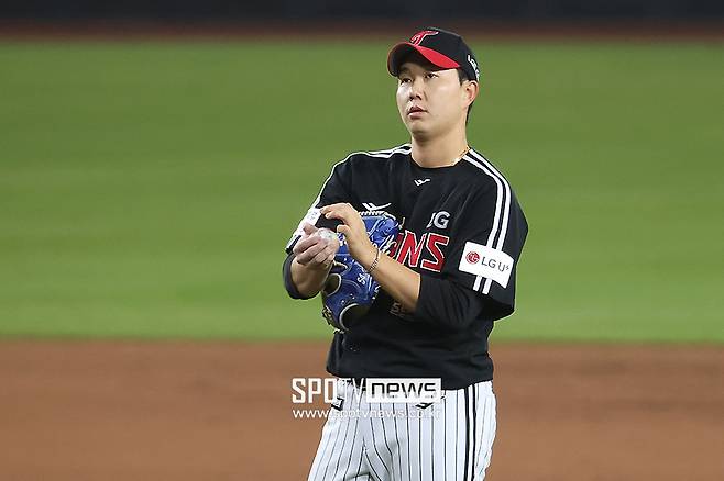 151km 던져도 볼볼볼볼…LG 마무리투수가 이렇게 무너질줄 누가 알았나