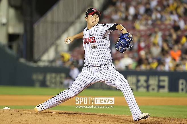 151km 던져도 볼볼볼볼…LG 마무리투수가 이렇게 무너질줄 누가 알았나