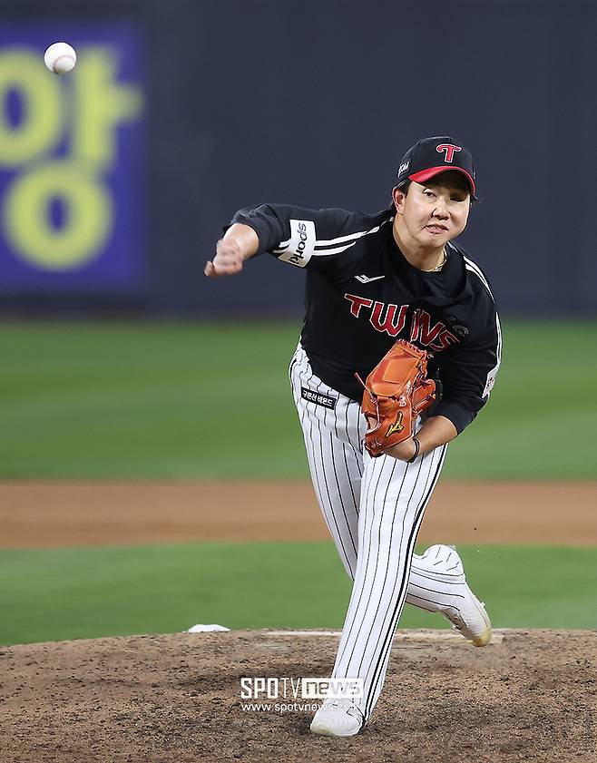 151km 던져도 볼볼볼볼…LG 마무리투수가 이렇게 무너질줄 누가 알았나