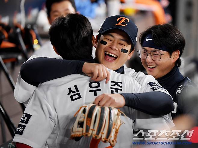 도루실패 50억 FA 역전 2루타로 한화에 1승 선사. 김서현 감격의 승리투수. 한화 분위기 바꿨다[KS3 리뷰]