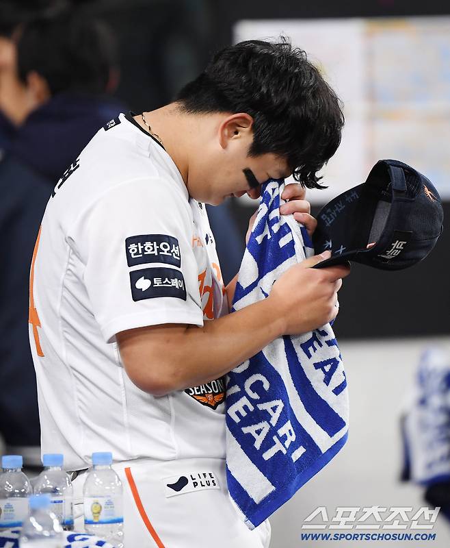 이렇게 극적일 수 있나. 우승 내준 홈런→PO 1차전 9회 홈런→PO 4차전 동점 홈런→KS 19년만 승리투수. 끝내 눈물 흘린 21세 마무리[KS 인터뷰]