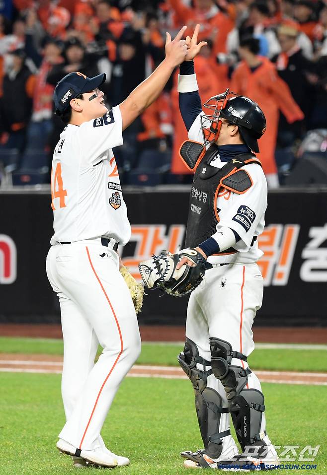 이렇게 극적일 수 있나. 우승 내준 홈런→PO 1차전 9회 홈런→PO 4차전 동점 홈런→KS 19년만 승리투수. 끝내 눈물 흘린 21세 마무리[KS 인터뷰]