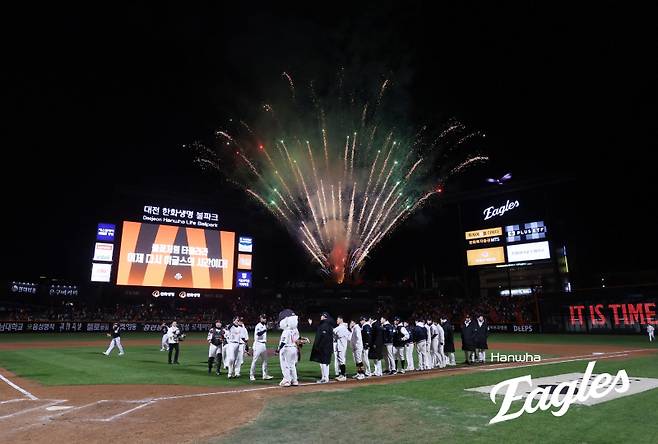 한화가 지고 있을 때 전해진 '불꽃 공연' 소식...김승연 회장 또 팬 감사 인사 [KS3 현장]