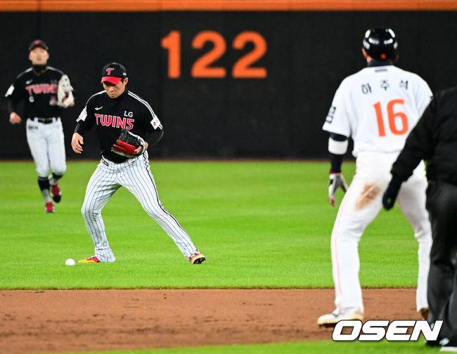 김경문 뿔났다, 왜 ‘인필드 플라이’ 선언 안 했나…'천재' 오지환의 고의 낙구에 농락 당하다 [KS3]