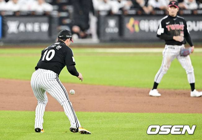 김경문 뿔났다, 왜 ‘인필드 플라이’ 선언 안 했나…'천재' 오지환의 고의 낙구에 농락 당하다 [KS3]