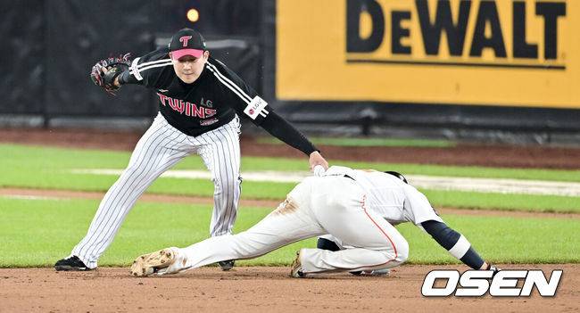 김경문 뿔났다, 왜 ‘인필드 플라이’ 선언 안 했나…'천재' 오지환의 고의 낙구에 농락 당하다 [KS3]
