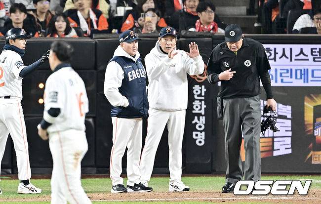 김경문 뿔났다, 왜 ‘인필드 플라이’ 선언 안 했나…'천재' 오지환의 고의 낙구에 농락 당하다 [KS3]