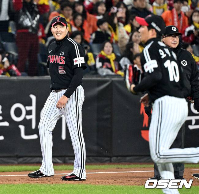 김경문 뿔났다, 왜 ‘인필드 플라이’ 선언 안 했나…'천재' 오지환의 고의 낙구에 농락 당하다 [KS3]