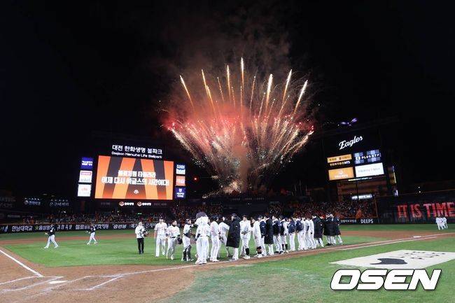 '8회 극적인 역전승' 한화, 기적을 만들다. 김승현 회장의 불꽃놀이 선물, 이보다 더 짜릿할 수 없다