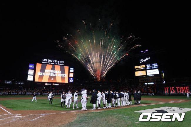 '8회 극적인 역전승' 한화, 기적을 만들다. 김승현 회장의 불꽃놀이 선물, 이보다 더 짜릿할 수 없다