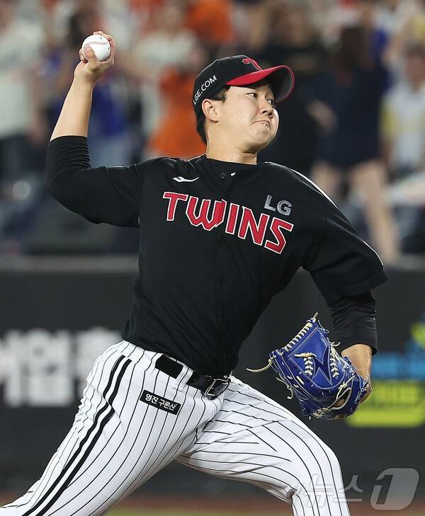 '1위→4위→8위 추락' 결국 한국시리즈서 폭탄 터졌다…믿었던 유영찬이 '와르르', LG 불펜 문제 다시 드러나나 [KS 3차전]