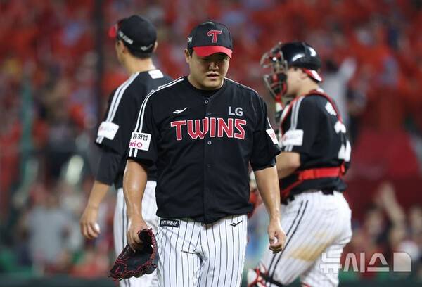 '1위→4위→8위 추락' 결국 한국시리즈서 폭탄 터졌다…믿었던 유영찬이 '와르르', LG 불펜 문제 다시 드러나나 [KS 3차전]