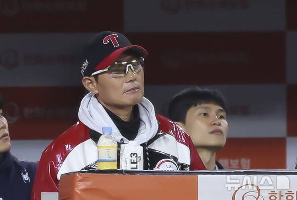 '1위→4위→8위 추락' 결국 한국시리즈서 폭탄 터졌다…믿었던 유영찬이 '와르르', LG 불펜 문제 다시 드러나나 [KS 3차전]