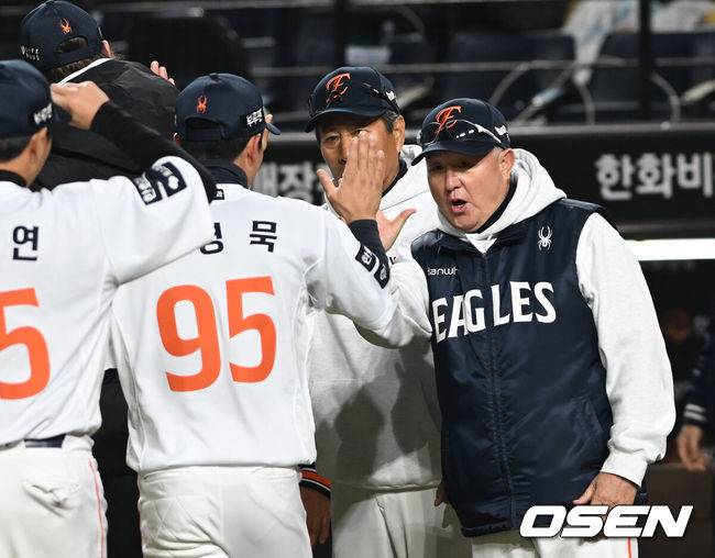 “수비 준비하고 있었는데 갑자기…” 김경문 대타 신의 한 수, 황영묵의 침착함이 한화를 살렸다