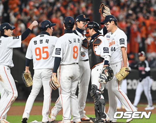 “수비 준비하고 있었는데 갑자기…” 김경문 대타 신의 한 수, 황영묵의 침착함이 한화를 살렸다