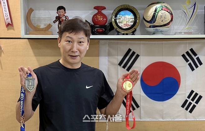 [단독인터뷰] 공황장애, 쫓겨나듯 떠난 베트남서 영웅으로…김상식 감독 “아직 해야 할 일 많아, 전북 우승 응원했다”