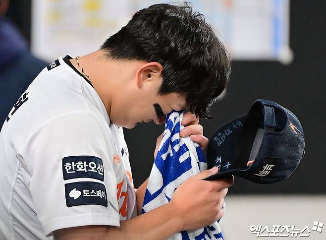 잘 던져놓고 왜 오열했나…그래봐야 21살 투수, 한 달 내내 마음고생→친형도 뜨겁게 끌어안았다 [KS3]