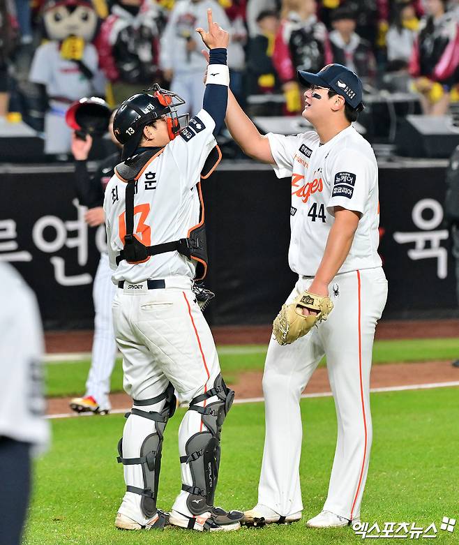 잘 던져놓고 왜 오열했나…그래봐야 21살 투수, 한 달 내내 마음고생→친형도 뜨겁게 끌어안았다 [KS3]