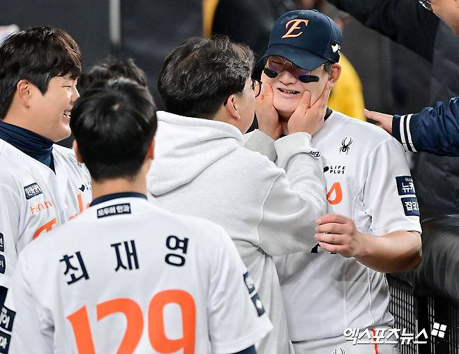 잘 던져놓고 왜 오열했나…그래봐야 21살 투수, 한 달 내내 마음고생→친형도 뜨겁게 끌어안았다 [KS3]