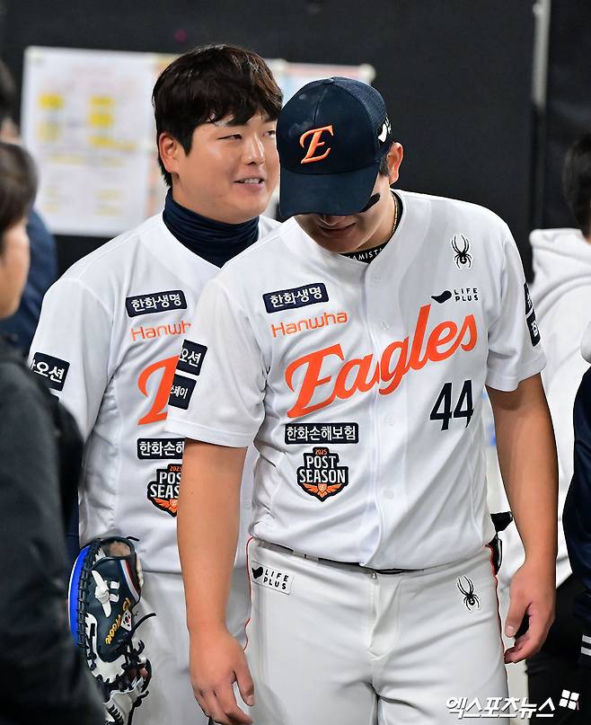 잘 던져놓고 왜 오열했나…그래봐야 21살 투수, 한 달 내내 마음고생→친형도 뜨겁게 끌어안았다 [KS3]