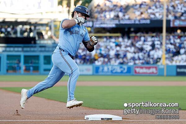 '엄청난 충격' 다저스 대재앙 발발, 토론토 리드오프 홈런 이어 백투백 HOME RUN까지...로버츠도 헛웃음