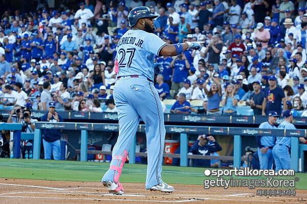 '엄청난 충격' 다저스 대재앙 발발, 토론토 리드오프 홈런 이어 백투백 HOME RUN까지...로버츠도 헛웃음