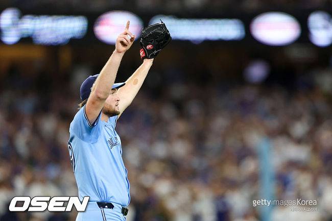 '언터쳐블' KKKKKKKKKKKK 22세 괴물 루키의 호투에 토론토가 또 웃었다..다저스 제압→시리즈 3승 2패로 캐나다행 '우승까지 1승 남았다' [WS5]