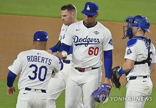최악의 불펜과 감독-잠자는 오타니와 베츠… 다저스가 벼랑끝 몰린 이유 [WS5]