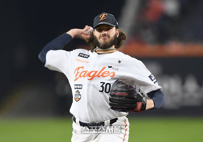 ‘선발’ 폰세는 사실상 끝→이제 ‘불펜 에이스’ 변신할 때…우승 위해 달려야 [KS]