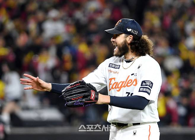 ‘선발’ 폰세는 사실상 끝→이제 ‘불펜 에이스’ 변신할 때…우승 위해 달려야 [KS]