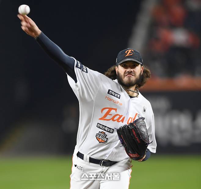 ‘선발’ 폰세는 사실상 끝→이제 ‘불펜 에이스’ 변신할 때…우승 위해 달려야 [KS]